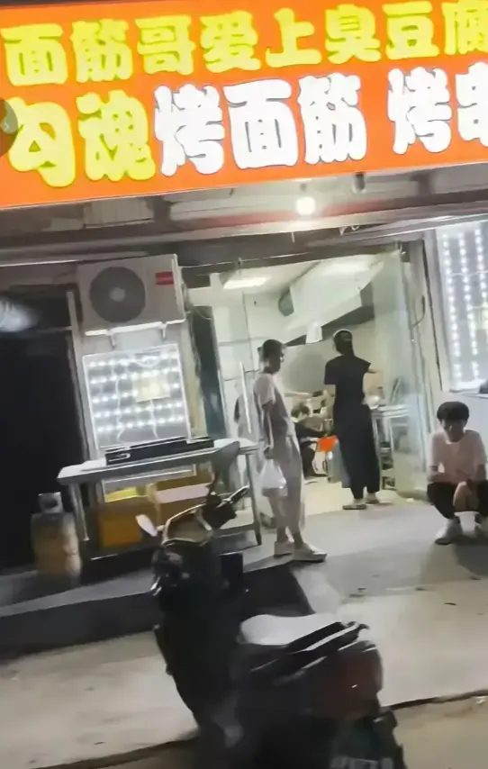 【免费在线观看】《安平勾魂面筋哥丈母娘事件》1080P完整版 街头名场面超刺激！
