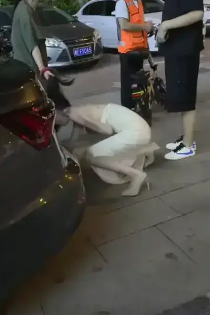 太可怕了！《白衣女子被抓头发跳河》事件揭秘，小三被推入深河跳河惊魂，现场目击者讲述血腥细节，1080P高清免费看！