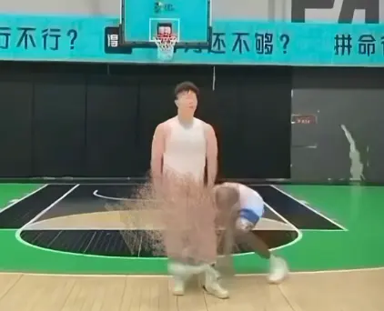 爆火的《牛教练的裤子》，黑哥在球场扯下牛教练裤子，《牛教练的裤子》里牛教练追黑哥，这犯规情况免费高清看！ 