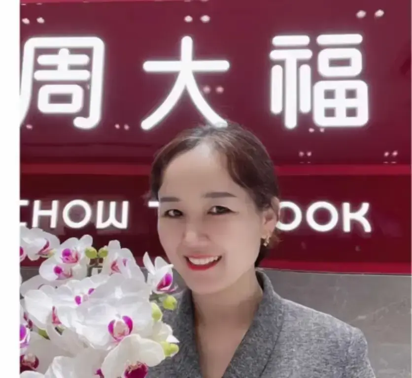 周大福盐城射阳门店一拖三事件现场直击 - 《周大福盐城射阳门店一拖三事件》高清视频免费看 - 事件全程完整回顾