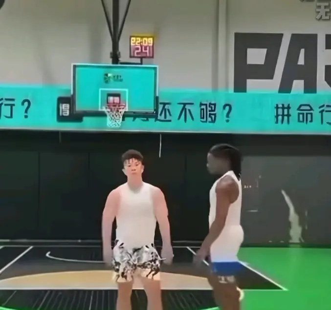 爆火资源《牛教练的裤子》，篮球1V1单挑让人热血沸腾，黑哥偷袭笑点十足，《牛教练的裤子》免费畅看！