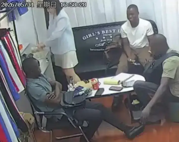 快看！《三个黑人买衣服》监控视频曝光，美女老板娘发声 免费无广告观看《三个黑人买衣服》完整版