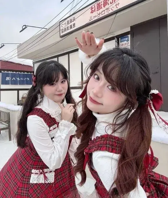 《成都莉莉岛》冲锋衣黄色未删减全视频合集来袭！《成都莉莉岛》中文版全集免费在线看，高清无广告！