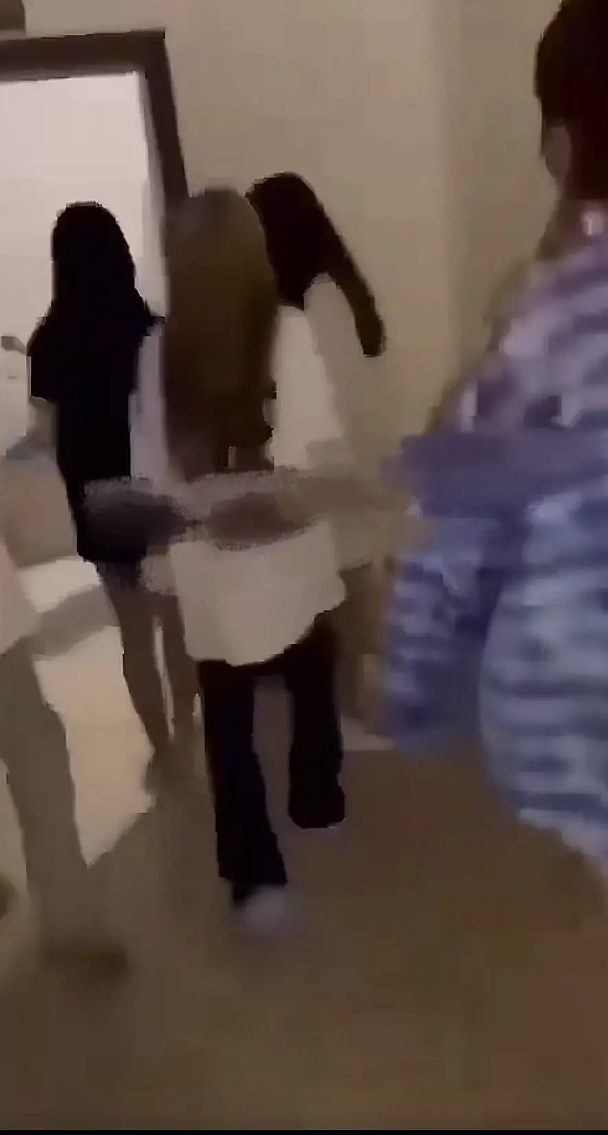 抖音热搜资源《厕所保卫战》免费看，高清无删减！四川高中女厕所争夺战，再现厕所保卫战激烈场景！