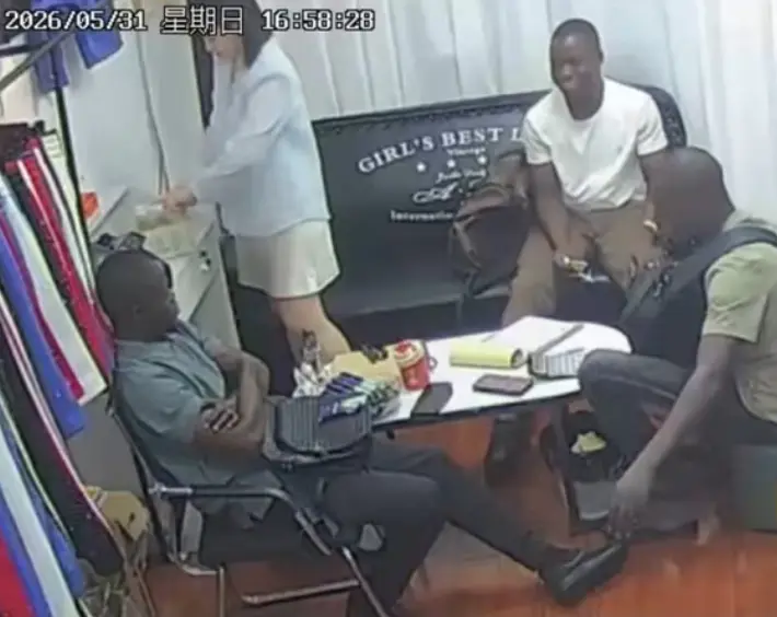 三英战吕布情节在《三个黑人买衣服 》中上演，美女老板娘成焦点，服装店监控记录精彩，高清无删减观看！