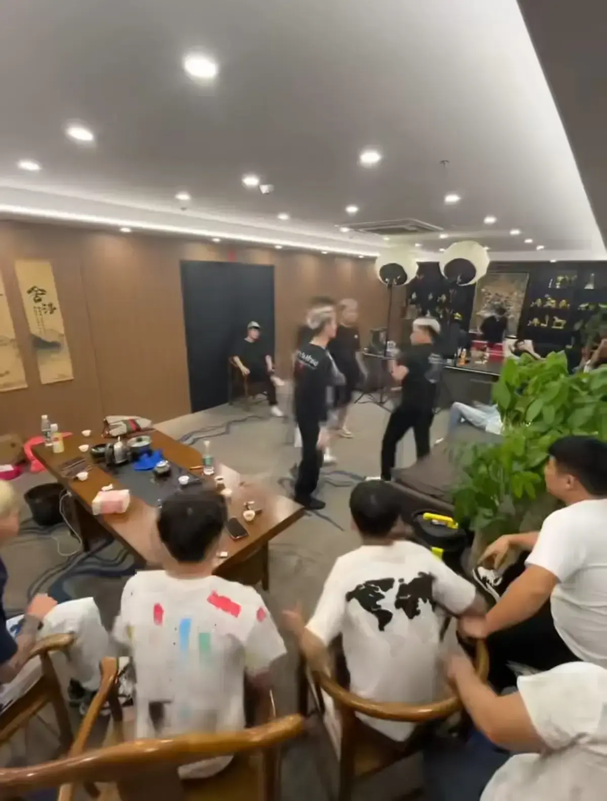 免费观看《海南陈虎任vs荣少》原视频，1080P高清画质，海南陈虎任和荣少冲突事件后续全过程精彩呈现！