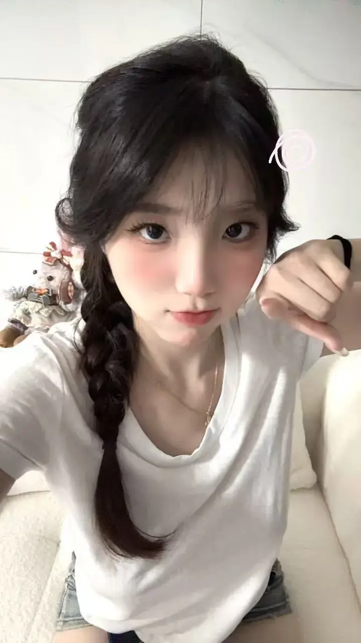 无符合要求的资源名<br />
<br />
解析:标题中未出现书名号《》包裹的内容,按照规则,根据标题分析资源名,整个标题围绕女神Sunny77的各种网红相关内容展开,所以资源名可提取为《女神Sunny77相关内容》